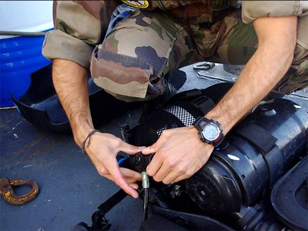Montre Casio G-Shock G2900F au poignet d'un plongeur-démineur de la Marine Nationale